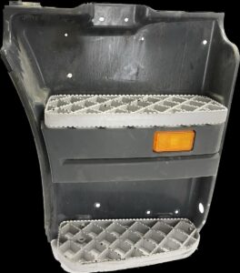 Ansamblu placă de trepte dreapta cu reflector pentru scania 1 Ansamblu placă de trepte dreapta cu reflector pentru scania