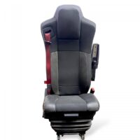 Scaun șofer Renault negru cu centură roșie și suport pentru braț