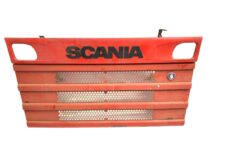Grilă față Scania roșie cu logo negru și emblema laterală