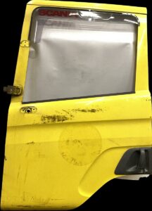Ușă stânga scania, galbenă, cu geam și mâner negru 1 Ușă stânga scania, galbenă, cu geam și mâner negru
