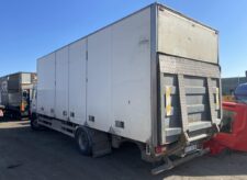 Camion Volvo cu Boxă de Marfă