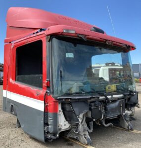 Cabină scania - roșie, model dezmembrat 1 Cabină scania – roșie, model dezmembrat