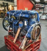 Motor complet pentru camion Scania DSC9.12, culoare albastră, montat pe palet roșu