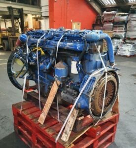 Motor complet pentru camion scania dsc9. 12, culoare albastră, montat pe palet roșu