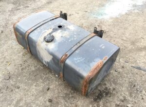 Rezervor combustibil 310l pentru camion volvo, uzat 1 Rezervor combustibil 310l pentru camion volvo, uzat