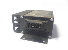 Convertor de tensiune cu conector multi-pin și ventilare laterală