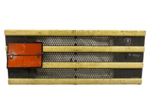 Grilă radiator scania cu plăcuță portocalie și emblemă, model 1397570/1371856 1 Grilă radiator scania cu plăcuță portocalie și emblemă, model 1397570/1371856
