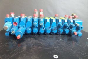 Distribuitor hidraulic albastru pentru volvo bl71b 1 Distribuitor hidraulic albastru pentru volvo bl71b