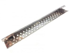 Capac bara față centru mercedes a9418805370 - piesă metalică cu perforații 1 Capac bara față centru mercedes a9418805370 – piesă metalică cu perforații