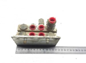 Supapă de aer volvo 20383381 cu conexiuni multiple și șuruburi de fixare 1 Supapă de aer volvo 20383381 cu conexiuni multiple și șuruburi de fixare