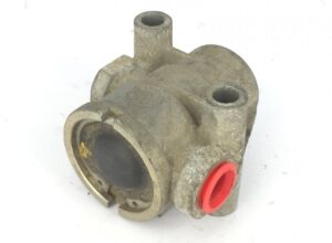 Regulator de presiune aer scania - piesa metalică cu două conexiuni și un capac negru 1 Regulator de presiune aer scania – piesa metalică cu două conexiuni și un capac negru
