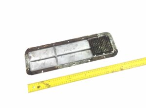 Capac lateral motor scania 295221-139057, piesă metalică dreptunghiulară cu grilaj, aproximativ 30 cm lungime