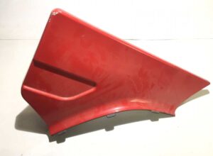 Capac plastic roșu între cabină și apărător noroi față dreapta scania 1431934 1 Capac plastic roșu între cabină și apărător noroi față dreapta scania 1431934