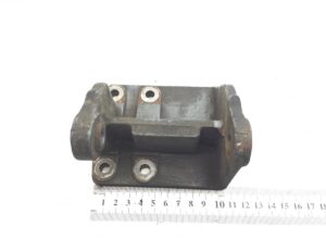 Suport alternator daf 1325187 – piesă metalică cu 6 găuri de montare, dimensiuni aproximative 10 cm x 6 cm