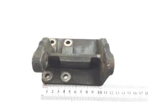 Suport alternator daf 1325187 – piesă metalică cu 6 găuri de montare, dimensiuni aproximative 10 cm x 6 cm