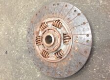 Disc ambreiaj pentru Volvo – coduri: 21593944, 21615194, 21539802, 20566389, 20484468, 21587950, 21527813, 85000625, 85003903, 7420725523, 7420707025