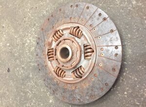 Disc ambreiaj pentru volvo – coduri: 21593944, 21615194, 21539802, 20566389, 20484468, 21587950, 21527813, 85000625, 85003903, 7420725523, 7420707025