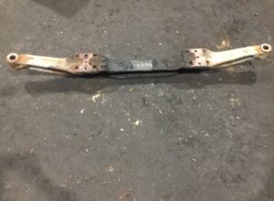 Traversă axa față volvo 20581079 - piesă auto uzată 1 Traversă axa față volvo 20581079 – piesă auto uzată