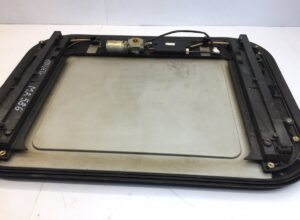 Trapa de acoperiș man cu motor electric - coduri oem: 81629416047, 81629416060, 81629416065, 81629416069, 81629416041, 81629416042 1 Trapa de acoperiș man cu motor electric – coduri oem: 81629416047, 81629416060, 81629416065, 81629416069, 81629416041, 81629416042