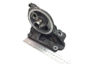 Suport filtru de ulei scania 1502756 - piesa auto metalică cu conectori filetati și bază cu găuri de montare 1 Suport filtru de ulei scania 1502756 – piesa auto metalică cu conectori filetati și bază cu găuri de montare