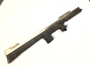 Scut de praf lateral radiator scania cu perie metalică - coduri 1817483, 1859739 1 Scut de praf lateral radiator scania cu perie metalică – coduri 1817483, 1859739