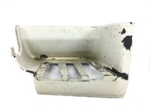 Carcasă din plastic pentru placă de treaptă inferioară stânga volvo (albă/uzată) 1 Carcasă din plastic pentru placă de treaptă inferioară stânga volvo (albă/uzată)