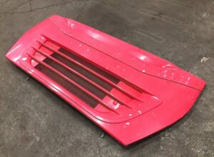 Grilă superioară roșie pentru iveco - coduri: 500398112, 500390570, 504097090, 504097088, 500390551 1 Grilă superioară roșie pentru iveco – coduri: 500398112, 500390570, 504097090, 504097088, 500390551