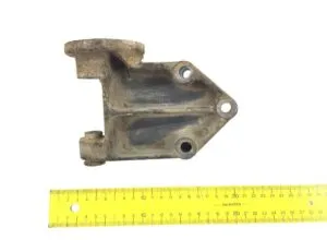 Suport alternator iveco 500346543 – piesă metalică rectangulară cu gaură de montare și fixare