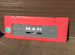Grilă superioară man – roșu/gris cu emblema man și indicator 3