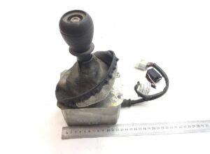 Manetă schimbător de viteze scania cu conector electric - coduri: 1502401, 1434027, 1381993, 1402337 1 Manetă schimbător de viteze scania cu conector electric – coduri: 1502401, 1434027, 1381993, 1402337