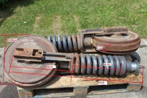 Ansamblu idler cu întinzător pentru volvo ec160 - dimensiuni: d=50cm, 52cm, 63cm, 44cm, 6cm 1 Ansamblu idler cu întinzător pentru volvo ec160 – dimensiuni: d=50cm, 52cm, 63cm, 44cm, 6cm