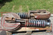 Ansamblu Rola Șenilă Tensionator Volvo EC160 - Dimensiuni: 50 cm diametru, 52 cm lungime, 63 cm lungime totală, 6 cm grosime, 44 cm lungime arc