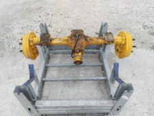 Axă utilaj galben Zettelmeyer ZL 500, montată pe suport metalic