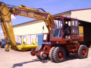 Dezmembrăm excavator case poclain 688