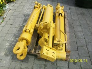 Cilindri hidraulici pentru încărcător frontal caterpillar 936f - dezmembrați 1 Cilindri hidraulici pentru încărcător frontal caterpillar 936f – dezmembrați
