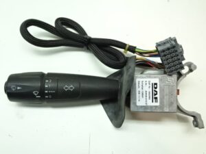 Manetă comutator semnalizare daf 1615080 cu mufe și cabluri conectate 1 Manetă comutator semnalizare daf 1615080 cu mufe și cabluri conectate