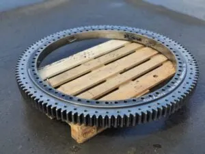 Coroană de rotire sennebogen 735-11 pe palet de lemn
