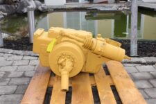 Cutie de viteze second hand pentru excavator Liebherr A902, vopsită galben