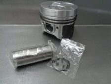 Piston pentru motor Kubota V2403T (include bolt și segmenți)