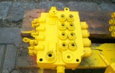 Distribuitor hidraulic galben pentru excavatoare Menzi Muck