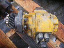 De vânzare: Pompa hidraulică Linde MF 35 galbenă, utilizată și montată pe o paletă de lemn