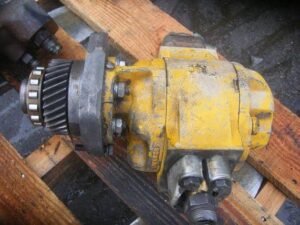 De vânzare: pompa hidraulică linde mf 35 galbenă, utilizată și montată pe o paletă de lemn 1 De vânzare: pompa hidraulică linde mf 35 galbenă, utilizată și montată pe o paletă de lemn