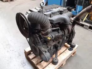 Motor deutz bf4l2011 pe palet, vedere laterală