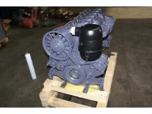Motor deutz f6l912d 12 atașat pe palet de lemn în depozit