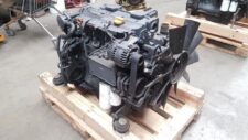 Motor Deutz TD2012L042V pe palet din lemn în depozit