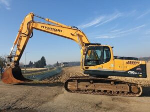 Dezmembrăm excavator hyundai r250nlc-9