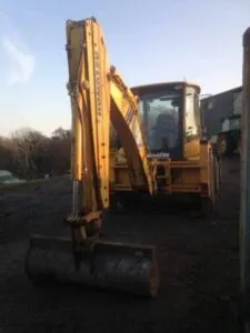Dezmembrez komatsu wb93r – utilaj de construcții