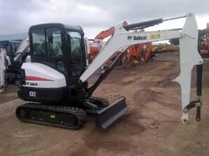 Dezmembrez miniexcavator bobcat e32
