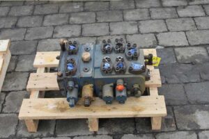 Distribuitor hidraulic second-hand pentru liebherr 574 1 Distribuitor hidraulic second-hand pentru liebherr 574