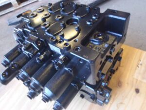 Distribuitor hidraulic pentru new holland e135b 1 Distribuitor hidraulic pentru new holland e135b